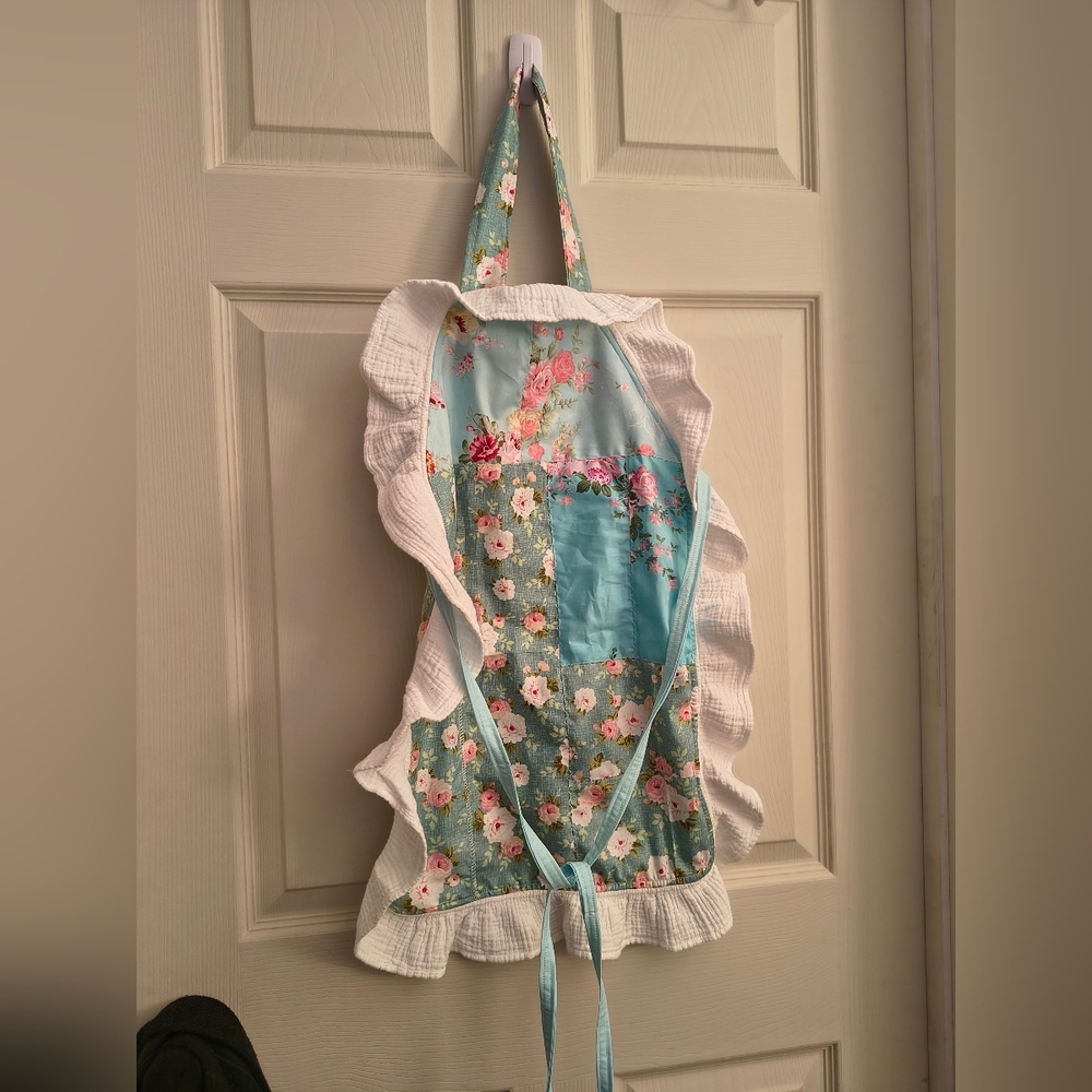 Apron ❤️Charming Floral Apron with White Ruffles ❤️ Handmade ❤️ Size Small
